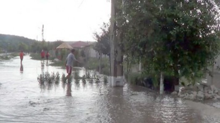 Inundaţiile fac ravagii în judeţul Iaşi
